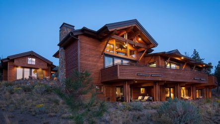 Красивый деревенский двухэтажный жилой дом, расположенный в Бенде, штат Oрегон