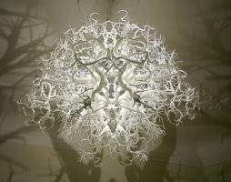 Скульптурная люстра, создающая таинственную атмосферу, дизайнеров Tайра Хильдена и Пио Диаса.