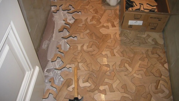 Рисунки рептилий на деревянном полу