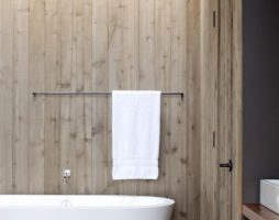 Экзотическое деревянное покрытие: полы в ванной комнате от дизайнера Изабеллы Симмонс