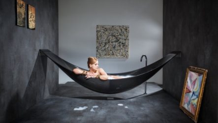 Проектная студия Splinter создала ванну, изготовленную из углеродного волокна, которая может подвешиваться к стене как гамак