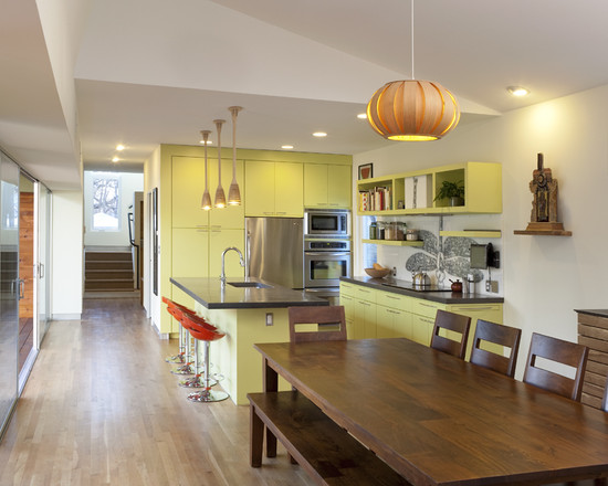 Большая и просторная кухня, в дизайне которой используется много дерева и оттенка желтого