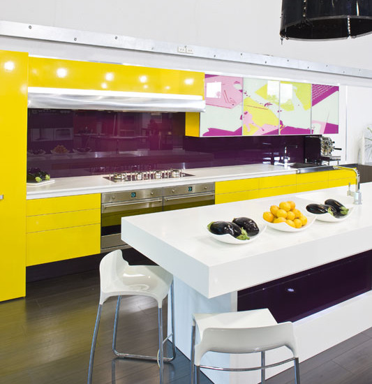 Яркая и необычная кухня, в которой прекрасно сочетается сочный оттенок фиолетового и желтого на фоне белоснежного стола, стульев и рабочей поверхности