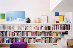 Интерьер книжных полок в малогабаритной квартире