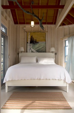 Спальня в деревянной комнате