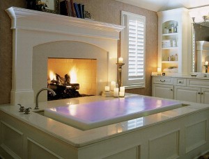 Интерьер ванной комнаты с камином