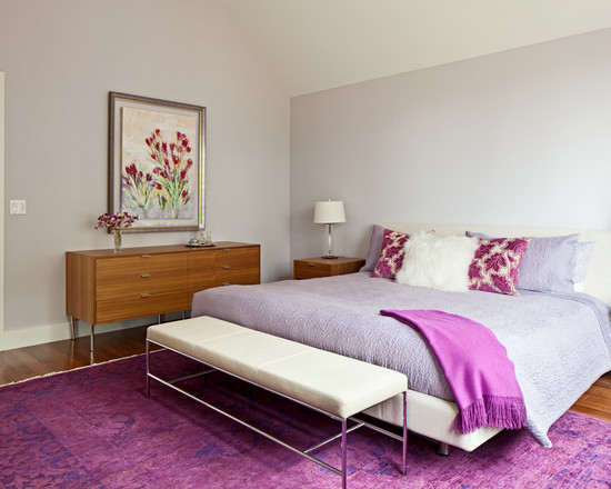 Спальня оформленная в лиловых тонах