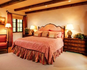 Сочетание золота, дерева и спальных оттенков розового в спальной комнате