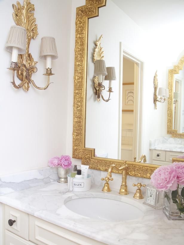 Интерьер ванной во французском стиле с золотом 