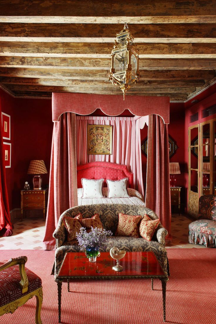 Шикарная спальня в красно ретро стиле