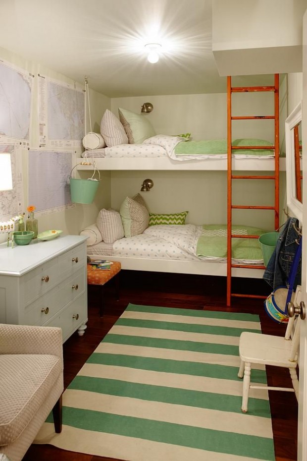 Комната для девочек с двумя кроватями и столом у окна и с гардеробами