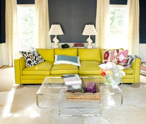 Желтый и серый диван