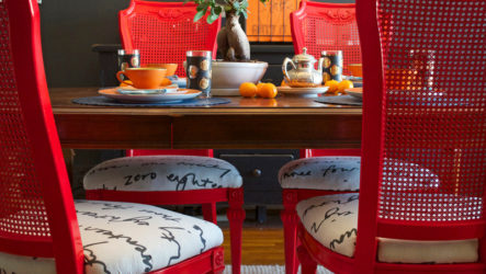 Для вашей столовой: Как сделать старые стулья новыми с помощью краски и чая?