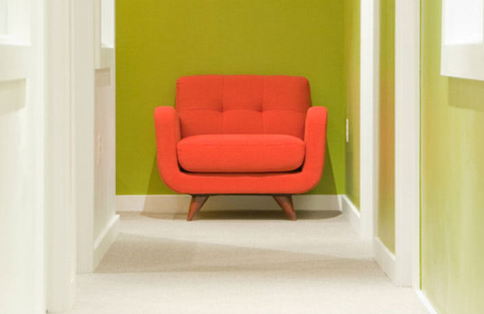 Зеленый коридор с креслом в стиле минимализм