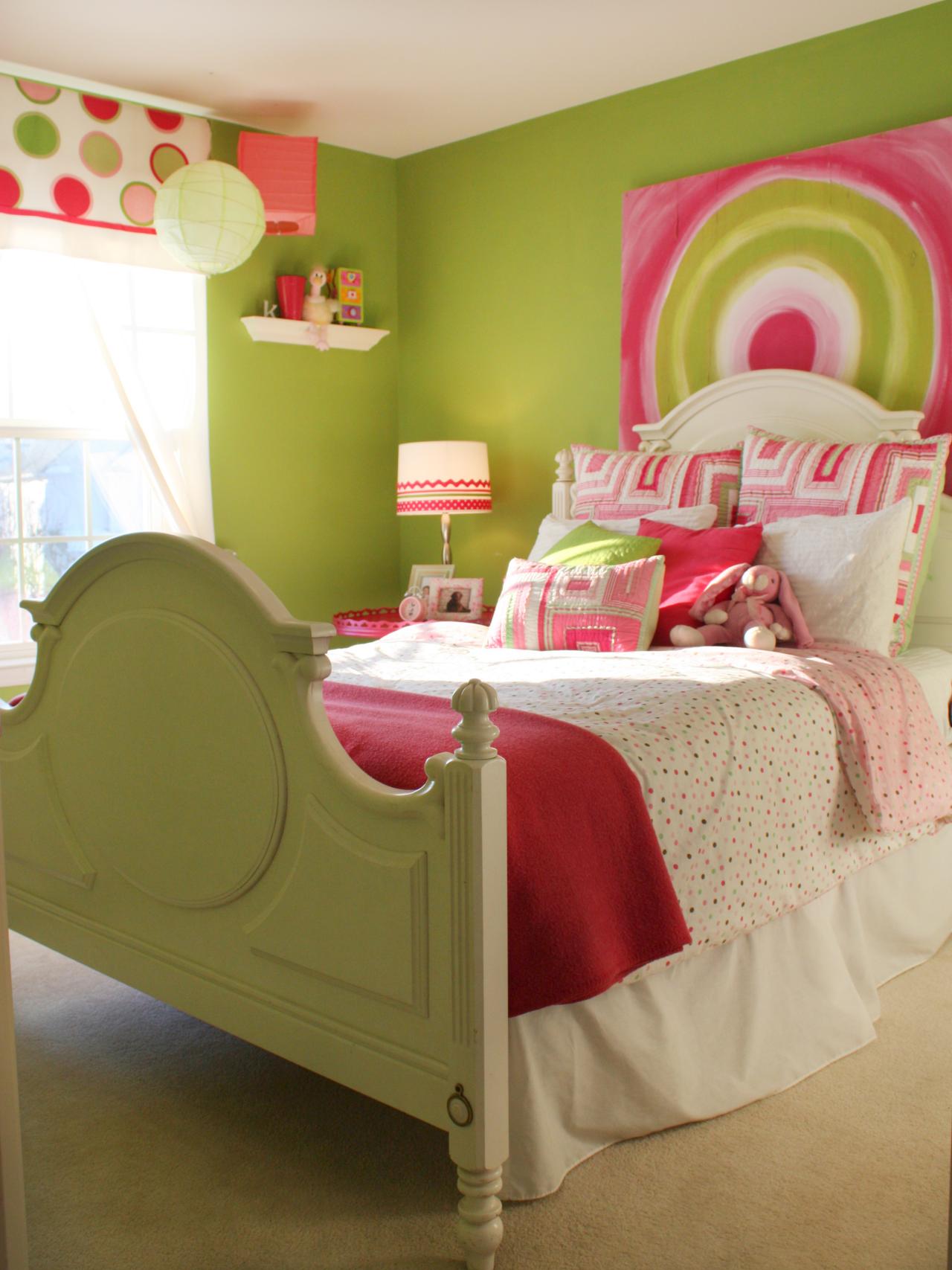 Формы зелено розовые. Комната для девочки розового цвета. Спальня для девочки. Салатовая комната для девочки. Комната для девочки зеленого цвета.