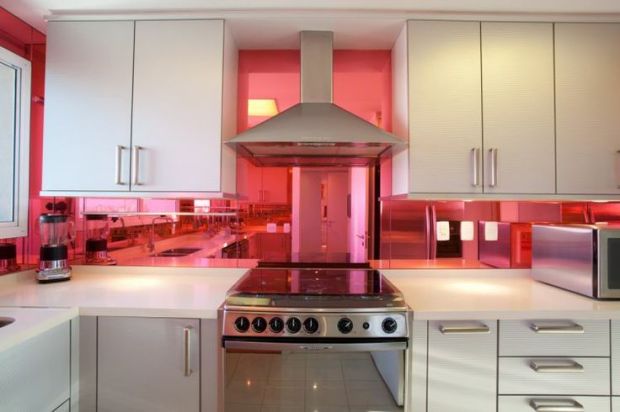 розовый в интерьере кухни
