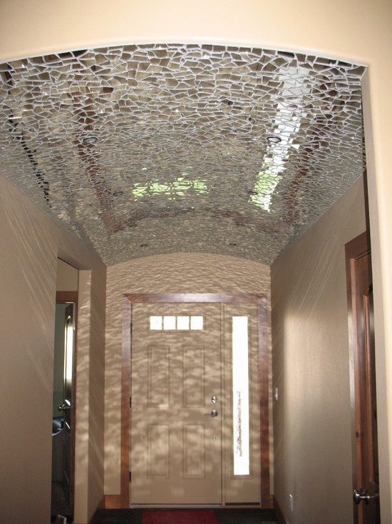 зеркальная потолочная плитка с росписью - нетривиальное решение для оформления интерьера гостиной
