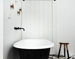 Контрастный декор черно белой ванны