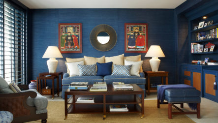 Синий цвет в декоре гостиной