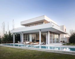 Дом из стекла и бетона  –  легко и вдохновляюще
