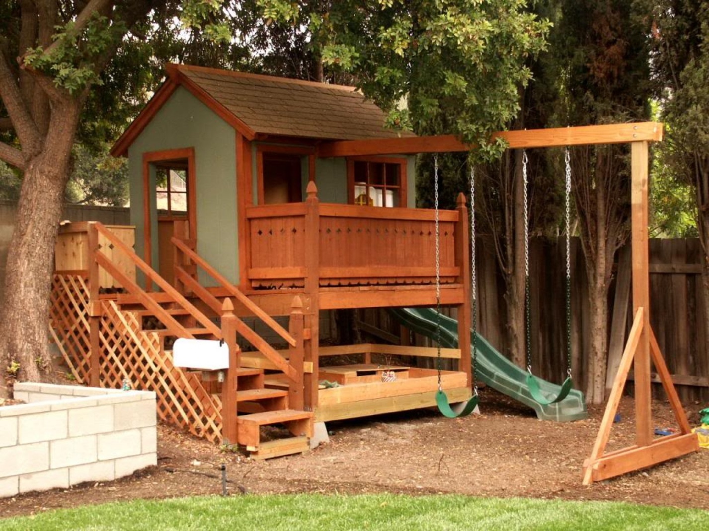 Постройка дома в саду. Детский домик из дерева. Домик для детей на даче. Детские домики на участке. Детский игровой домик из дерева для дачи.