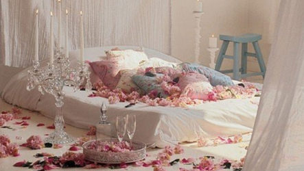 Как украсить комнату для романтического вечера: идеи декора