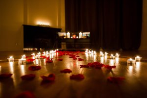 Как украсить комнату для романтического вечера?