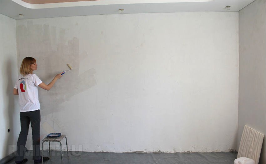 После снятия обоев грунтовать. Покраска стен с отступом от потолка. Прогрунтованные стены вид стены и потолок. Грунтовка стен ГКЛ. Грунтовка стен фото.