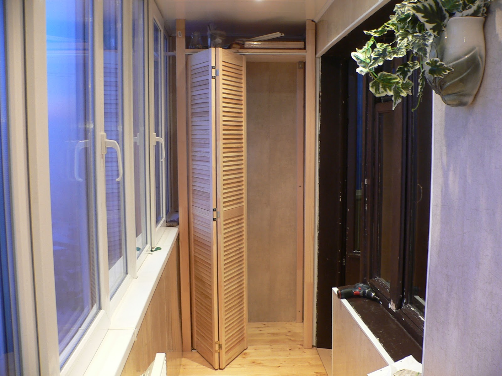 Шкаф на балкон с раздвижными дверями