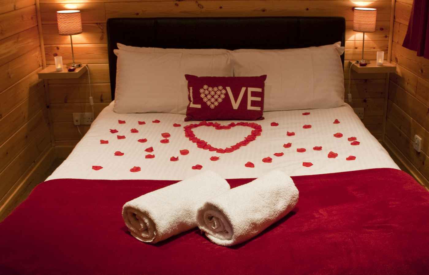 Романтичная постель. Романтичная кровать. Романтическое украшение спальни. Комната для влюбленных. Спальня для влюбленных.