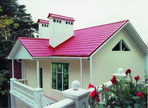 Фасад дома с красной крышей фото