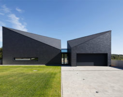 Дом со сложной геометрией фасадов, как пример современной архитектуры