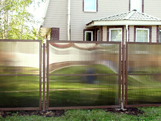 закрыть забор из сетки рабицы