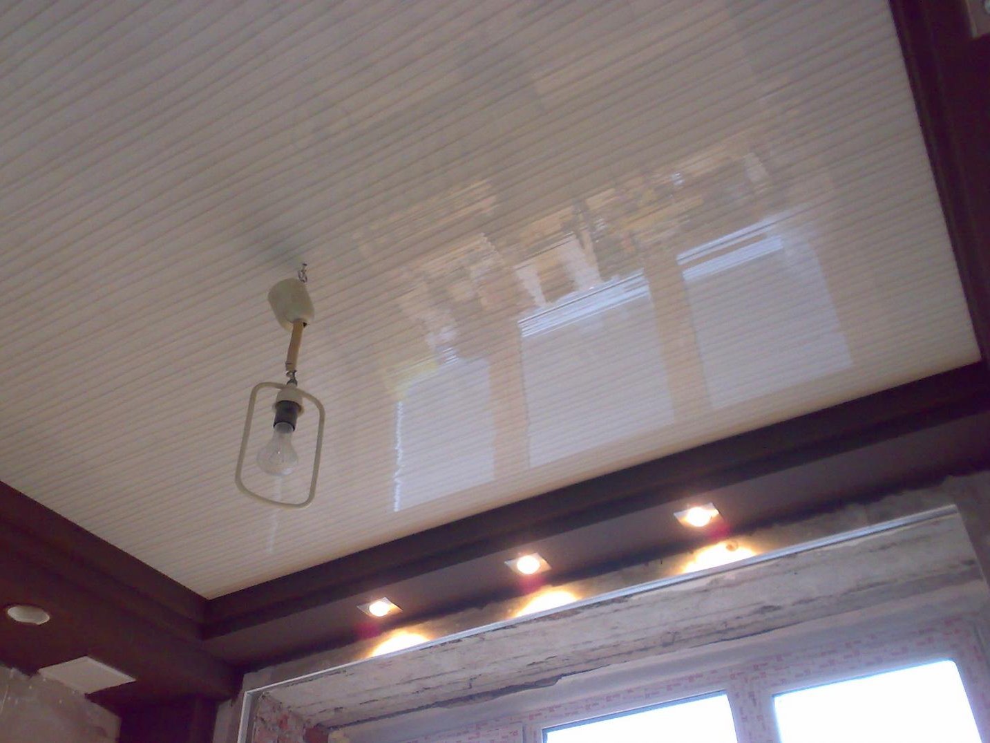 установка подвесного потолка на кухне