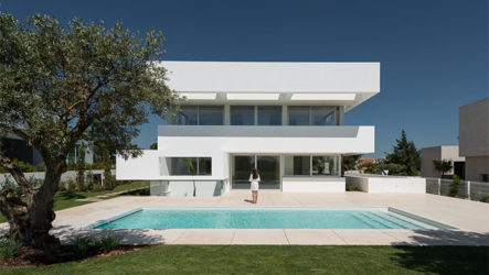 Проект современного белого дома с пятью террасами