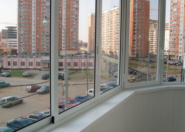 застеклённый балкон или открытый