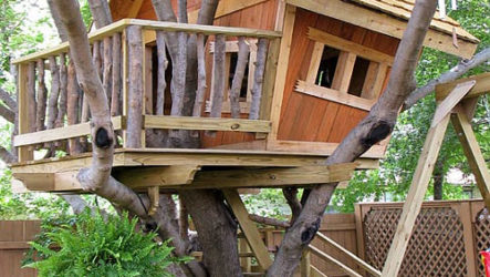 Детский домик на дереве вместо игровой площадки