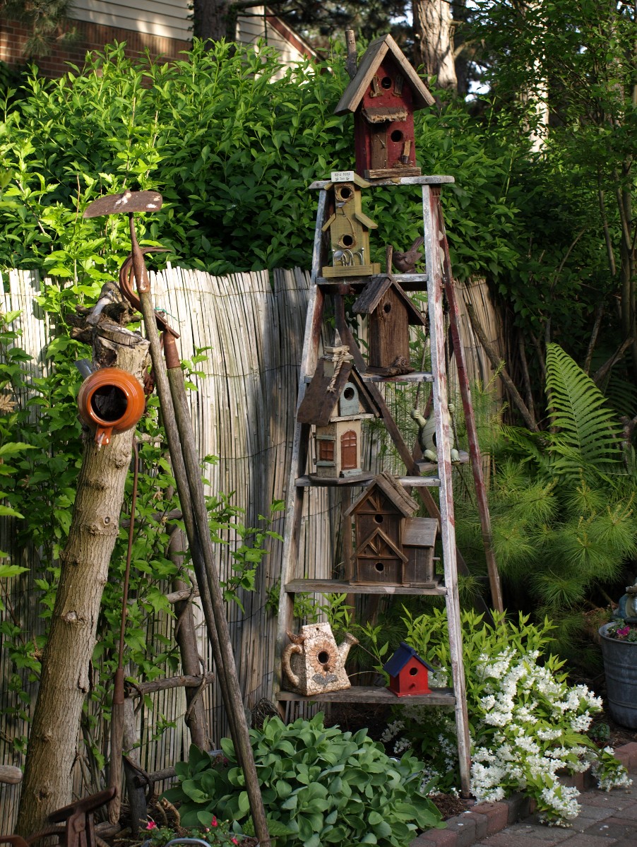 Садовый декор на дачном участке своими руками - фото примеров
