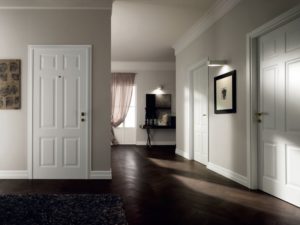 Светлые и темные двери в домашнем интерьере