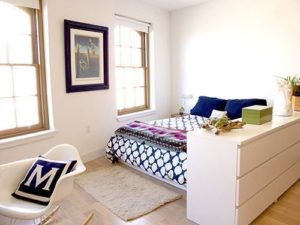 Разделение комнаты с помощью перегородок, ширм, мебели и цвета
