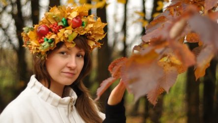 Как сделать венок на голову из осенних листьев с яблоками?