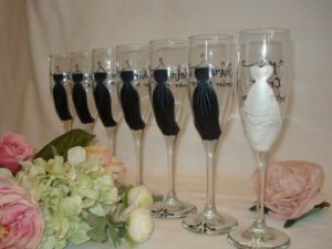 Оформление своими руками бокалов и бутылок на свадьбу