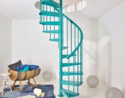 Винтовые лестницы в интерьерах современных коттеджей