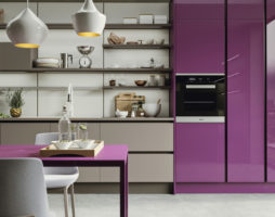 Изысканный кухонный интерьер в лиловых тонах