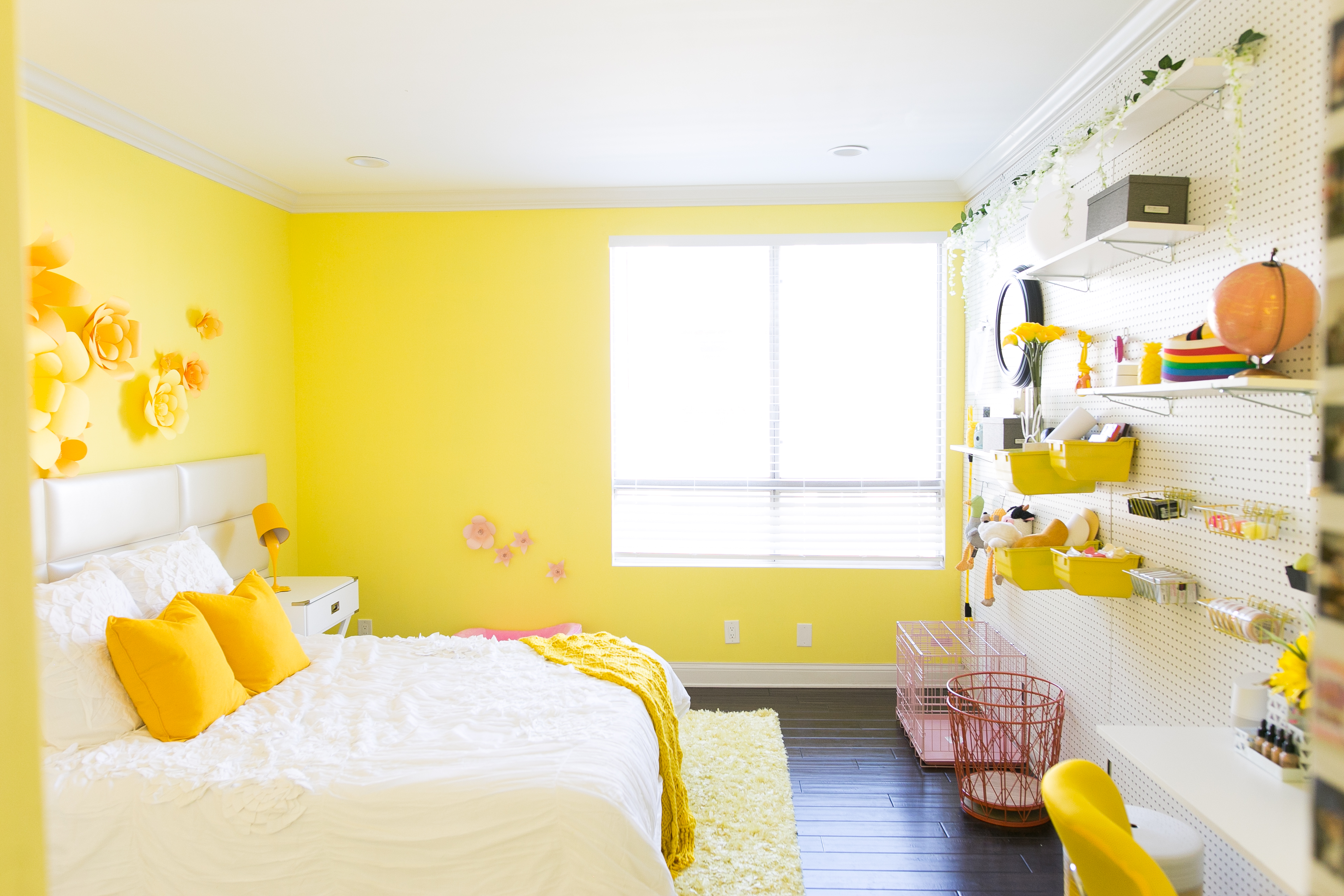 обои лимонного цвета в интерьере спальни