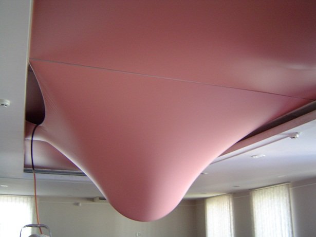 Как слить воду с натяжного потолка: действенные способы