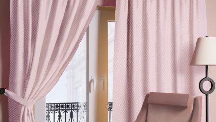 Розовые шторы в интерьере: модификации драпировок окон с цветочной палитрой