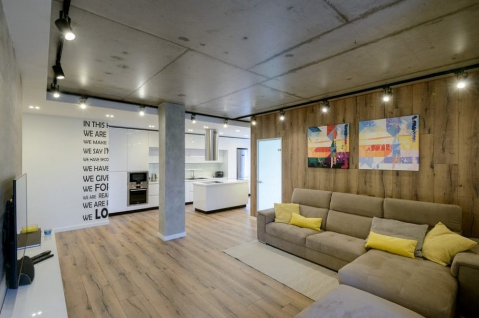 Ламинат на стенах гостиной – новая дизайнерская идея
