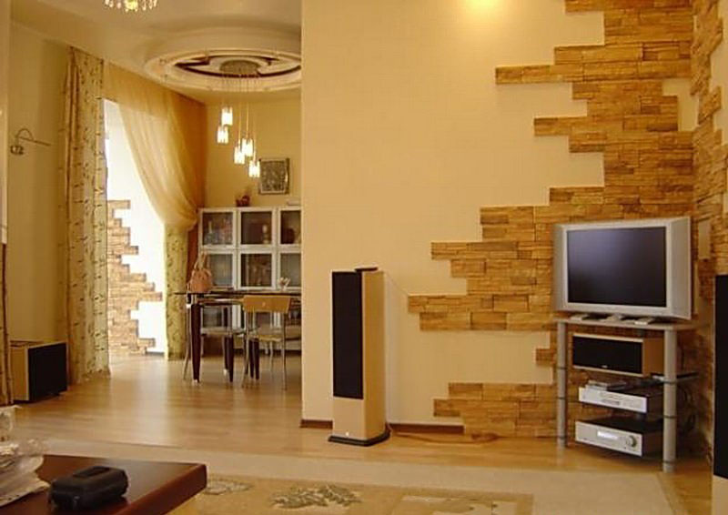 Дизайн гостиной с искусственным камнем - 92 фото