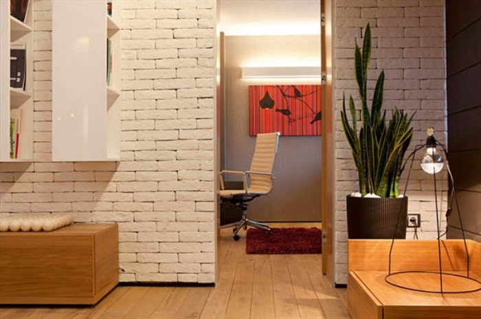 Современный интерьер гостиной с кирпичной стеной